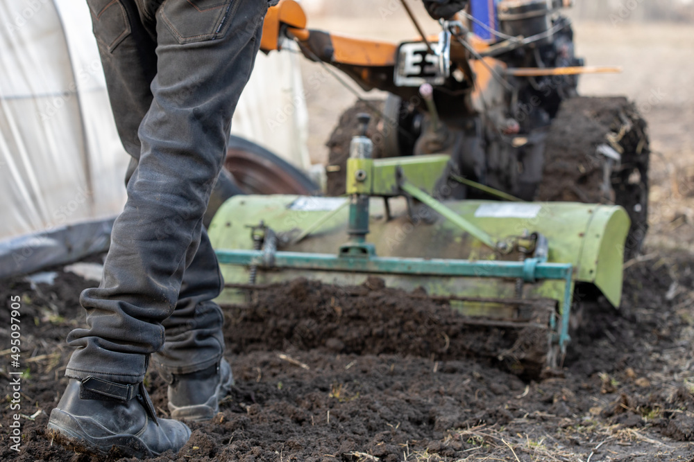 Garden tiller to work, walk-behind tractor