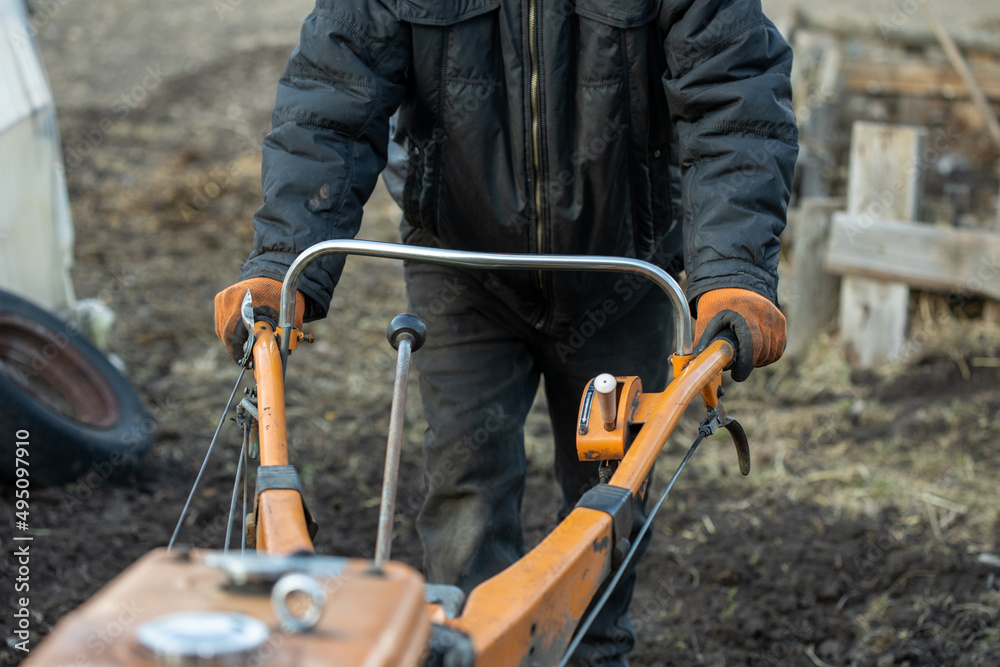 Garden tiller to work, walk-behind tractor Garden tiller to work, walk-behind tractor