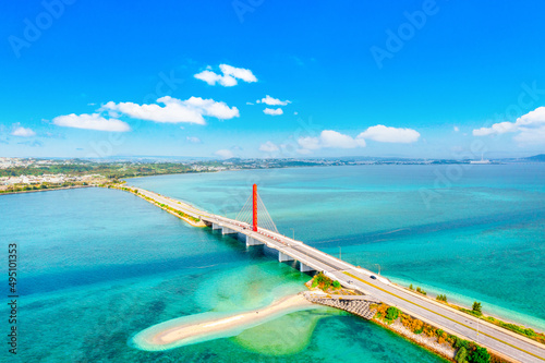 海中道路（沖縄県うるま市）※満潮時、奥は沖縄本島