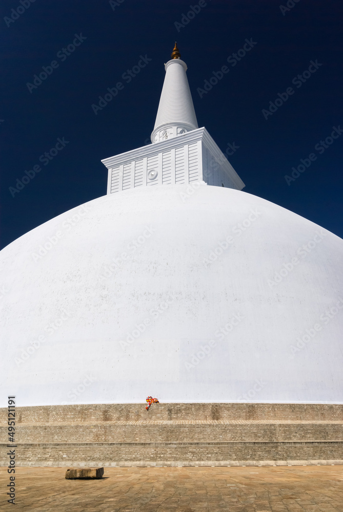 Ruwanwelisaya maha stupa, buddhist monument, Anuradhapura, Sri Lanka