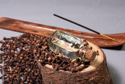 Fényképezés clove grains and a bottle of clove oil. For dieters
