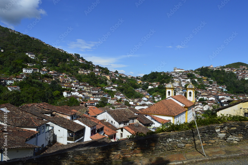 Vista de Ouro Preto com céu azul