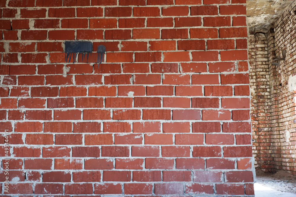 Fototapeta premium Mur zbudowany z czerwonej cegły w starym budynku przemysłowym.