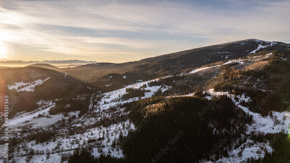 Pilsko - szczyt w Beskidzie Żywieckim - pierwszy śnieg - krajobraz i panorama z drona