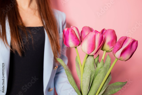 Ragazza con fiori photo