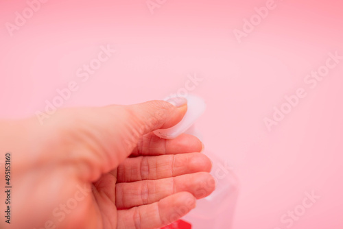 igienizzare le mani photo
