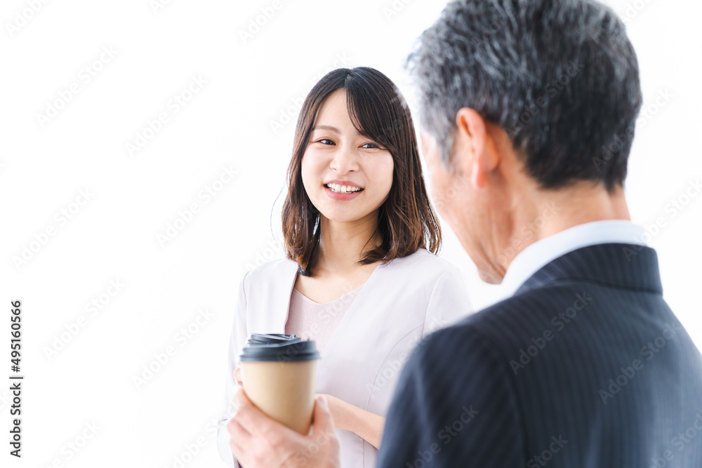 コーヒーを飲みながら上司と話すキャリアウーマン