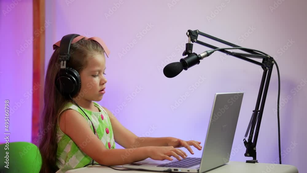 Niña inteligente influencer youtuber en videollamada y grabando podcast livestreaming
