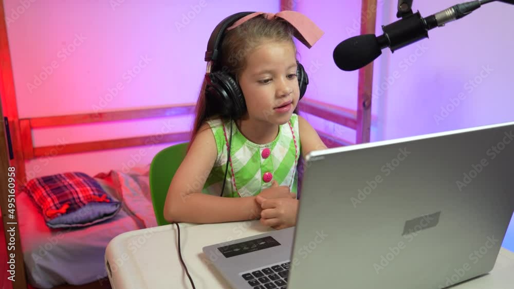 Niña inteligente influencer youtuber en videollamada y grabando podcast para emision