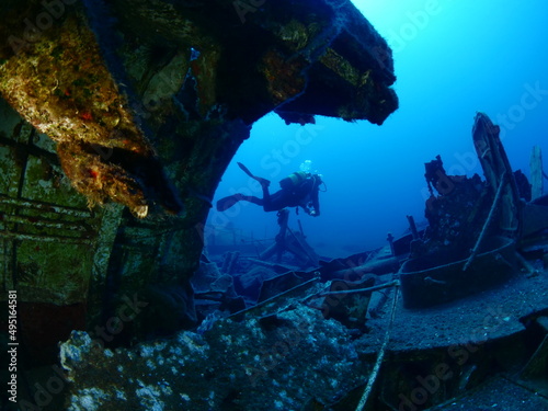 scuba divers exploring shipwreck scenery underwater ship wreck deep blue water ocean scenery of metal underwater