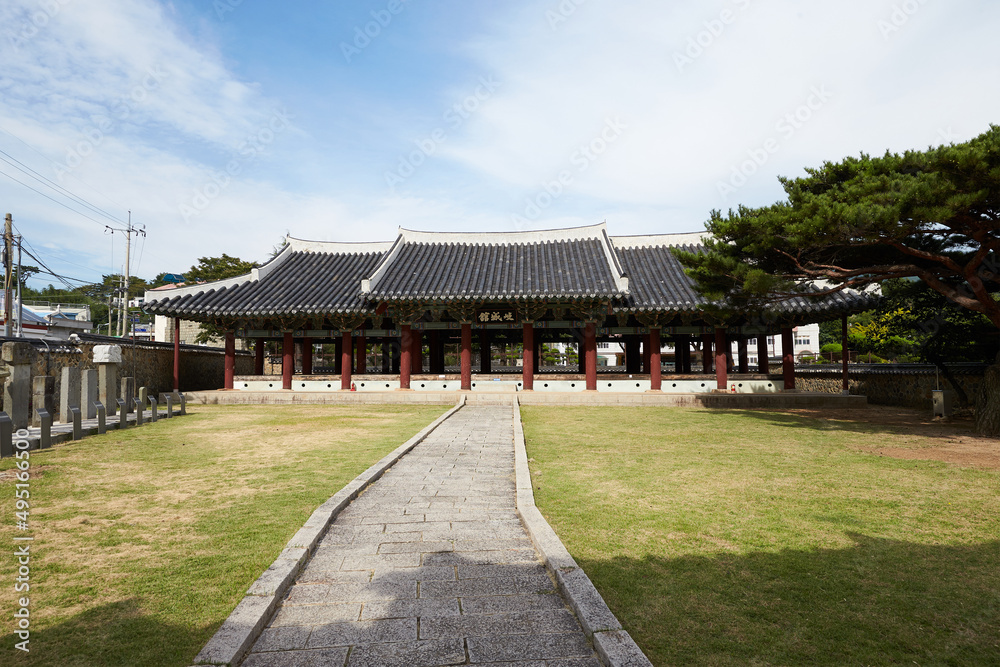 Government Offices of Geoje-hyeon in Geoje-si, South Korea. The Government office was built in the Joseon Dynasty.
