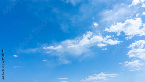 Refreshing blue sky and cloud background material_wide_75