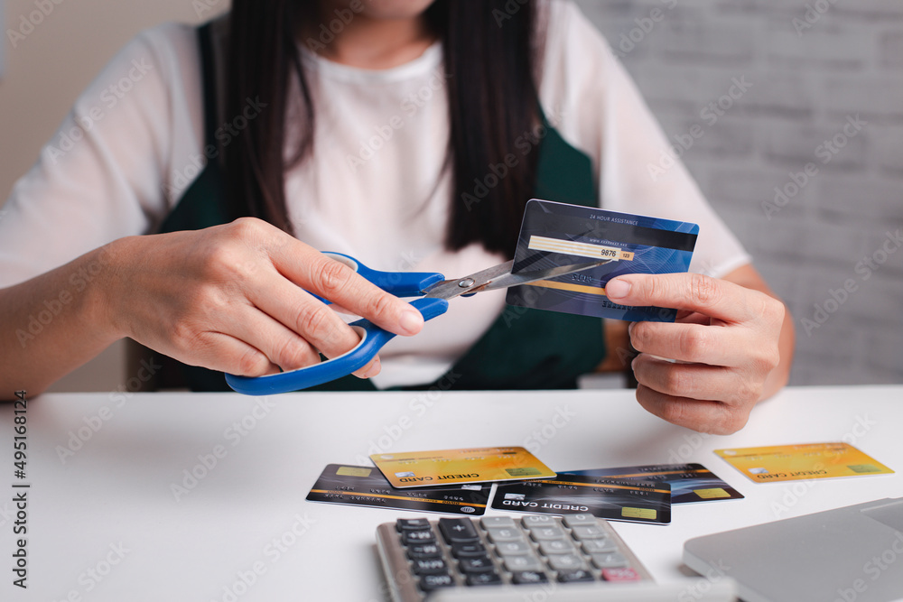 Woman cutting up credit cards StockFoto Adobe Stock