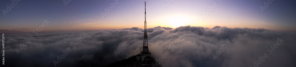 Obraz premium Amanecer en la antena de la punta del Cerro de la silla, Monterrey