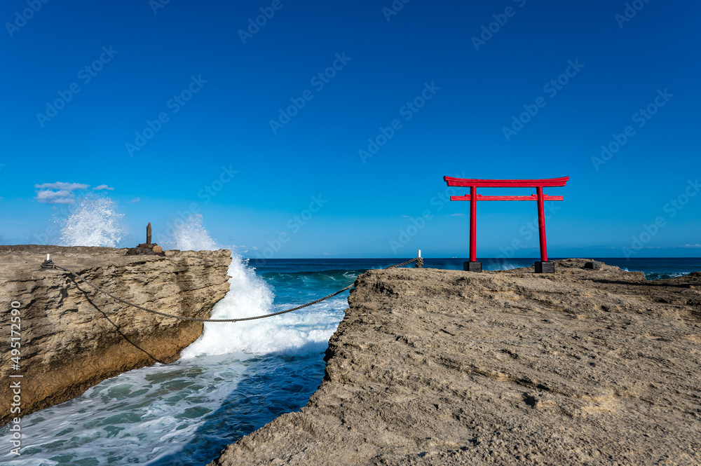 海辺と鳥居