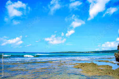 日本 沖縄の海 空 ビーチ 海岸線