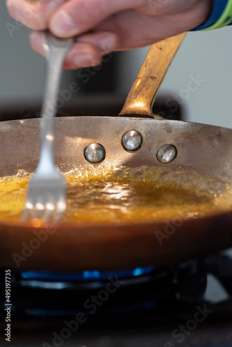 Cuisine, préparation d'un flambage dans une poele. Très gros plan.