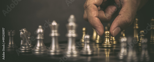 Foto Hand choose chess stand on chessboard with king concept of team player or business team and leadership strategy and human resources organization management or goal to win or strong winner