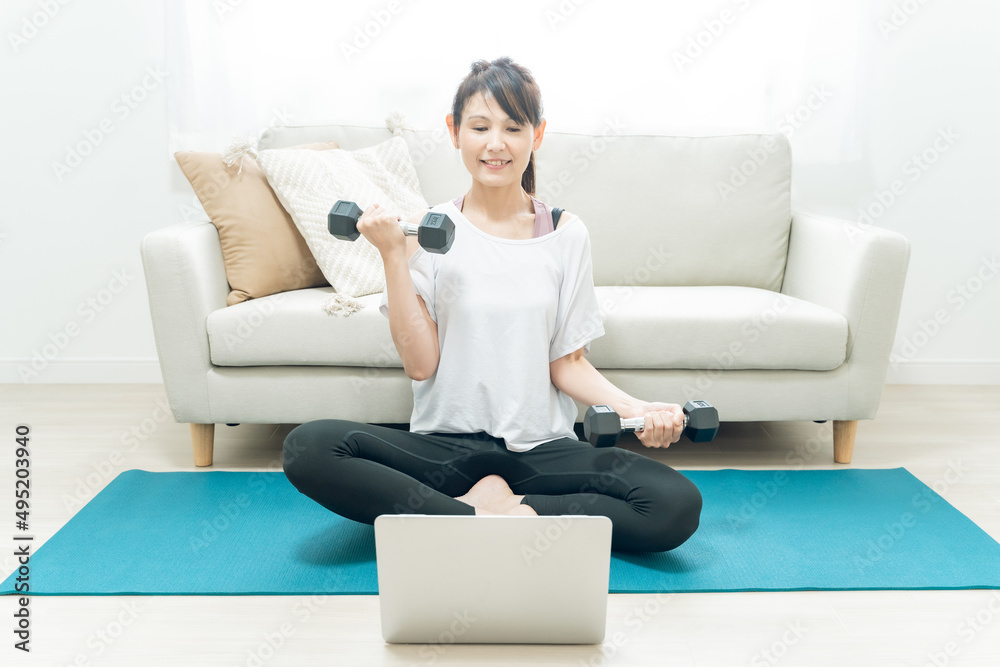 部屋でヨガをする中高年女性
部屋でヨガをする中高年女性