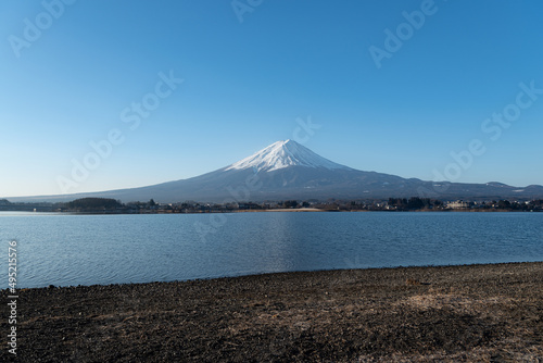 湖畔から見た富士山