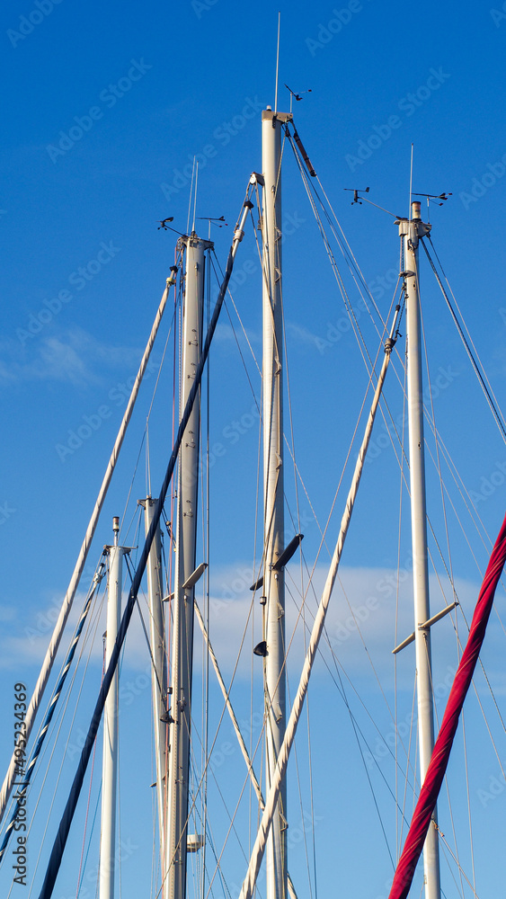 Mâts de bateaux, tranchant avec le ciel bleu