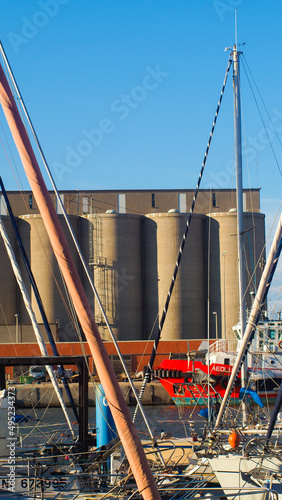 Bateaux de plaisance amarrés, dans le port de Port-La-Nouvelle, en fin de soirée