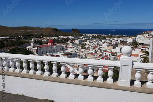 Weiße Balustrade und Blick auf Agaete auf Gran Canaria photo