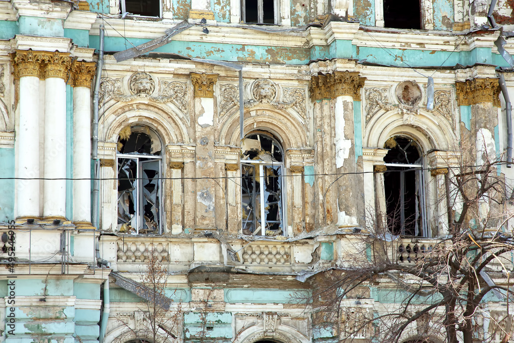 Obraz premium War in Ukraine. Destroyed Ukrainian house in the city of Kharkov as a result of the attack of the Russian army on Ukraine. Russian military aggression against Ukraine.