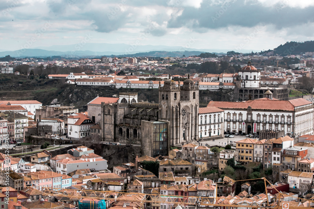 Naklejka premium Kirche in Porto mit einer schönen Aussicht