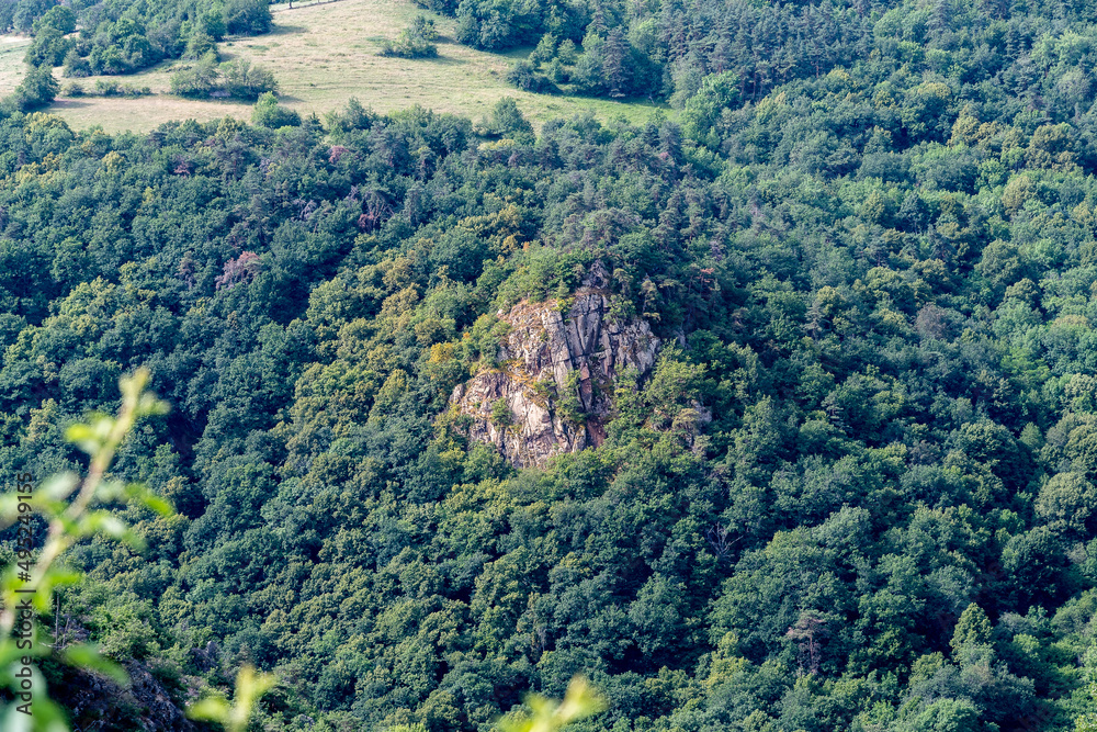 Tour de guet dominant la vallée recouverte d'arbres sur les plateaux du chemin de randonnée du ravin de Quinsat dans le puy de dôme
