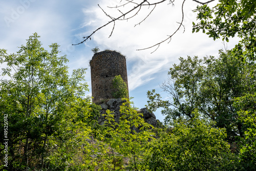 Superbe tour de guet restaurée au bord du chemin de randonnée du ravin de Quinsat dans le puy de dôme photo