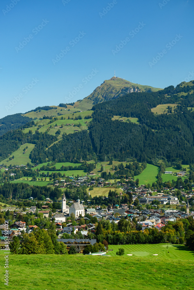 Fototapeta premium Der Ort Kitzbühel mit dem Kitzbüheler Horn von der Streif aus gesehen im Sommer - Tirol, Österreich