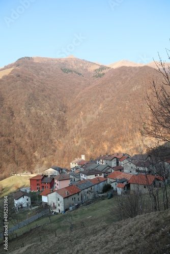Erbonne, confine , val Intelvi, natura, alberi, gemme, pascoli, paese montano, case contadine, rupestri , interni disabitati, animale impagliato, bolle ,pecore, San Zeno, museo Erbonne, lana di pecora