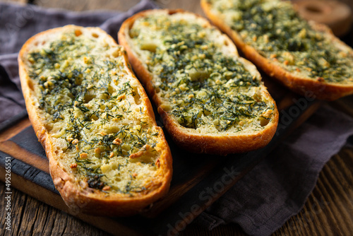 Foto Crispy bread with garlic butter and dill
