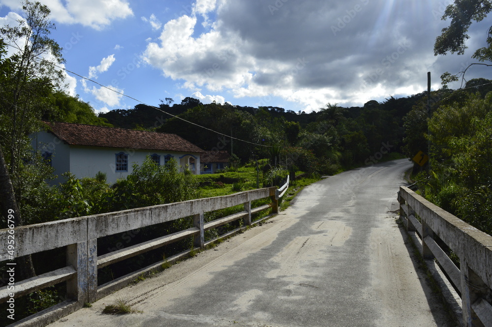 Ponte com casa simples a esquerda Ponte com casa simples a esquerda