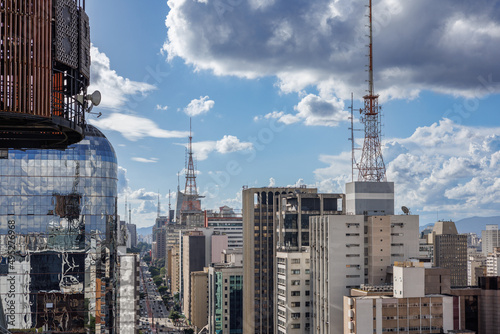 Paisagem da região da avenida Paulista em São Paulo, em tarde ensolarada, com a beleza de seus prédios 