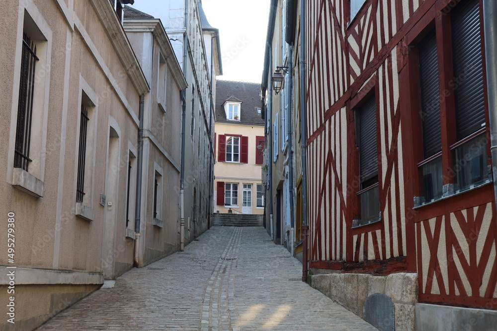 Fototapeta premium Rue typique dans Auxerre, ville de Auxerre, département de l'Yonne, France