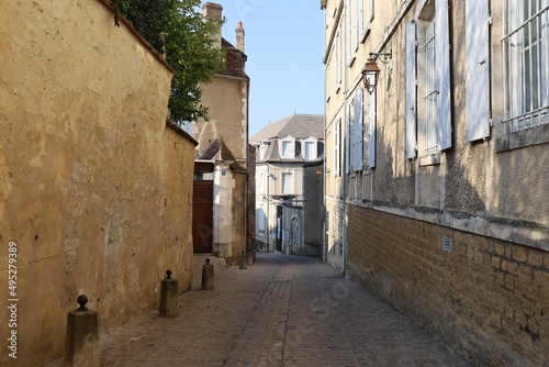 Rue typique dans Auxerre, ville de Auxerre, département de l'Yonne, France © ERIC