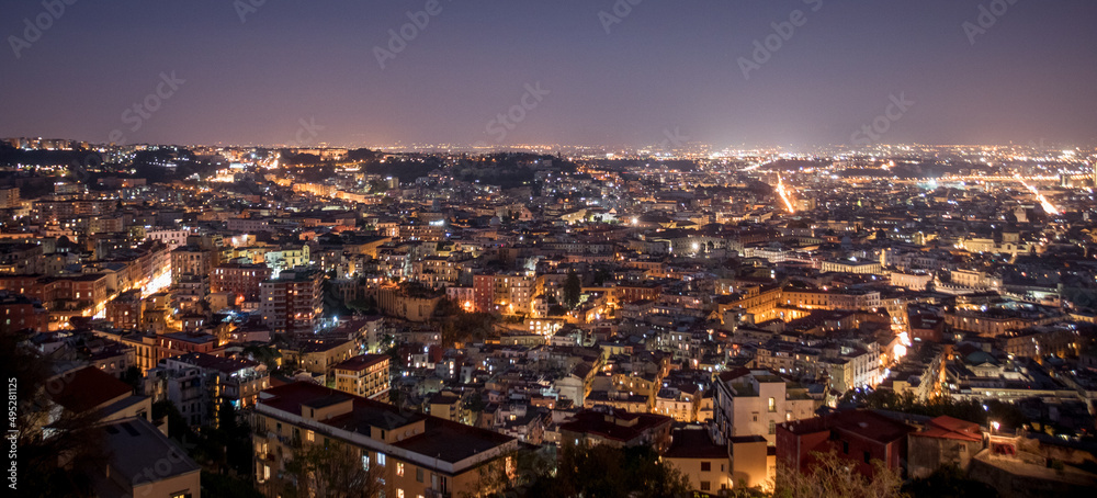 panorama de la ville de Naples la nuit