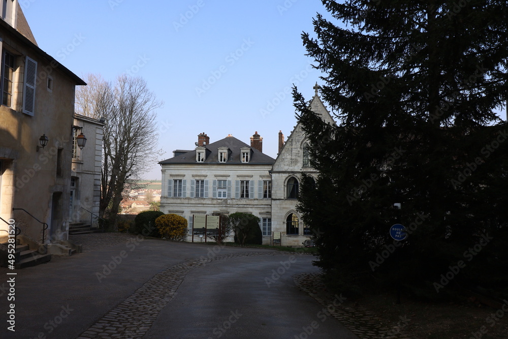 La préfecture de l'Yonne, vue de l'extérieur, ville de Auxerre, département de l'Yonne, France La préfecture de l'Yonne, vue de l'extérieur, ville de Auxerre, département de l'Yonne, France