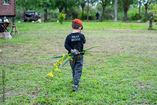 Niño caminando entre las flores de la isla