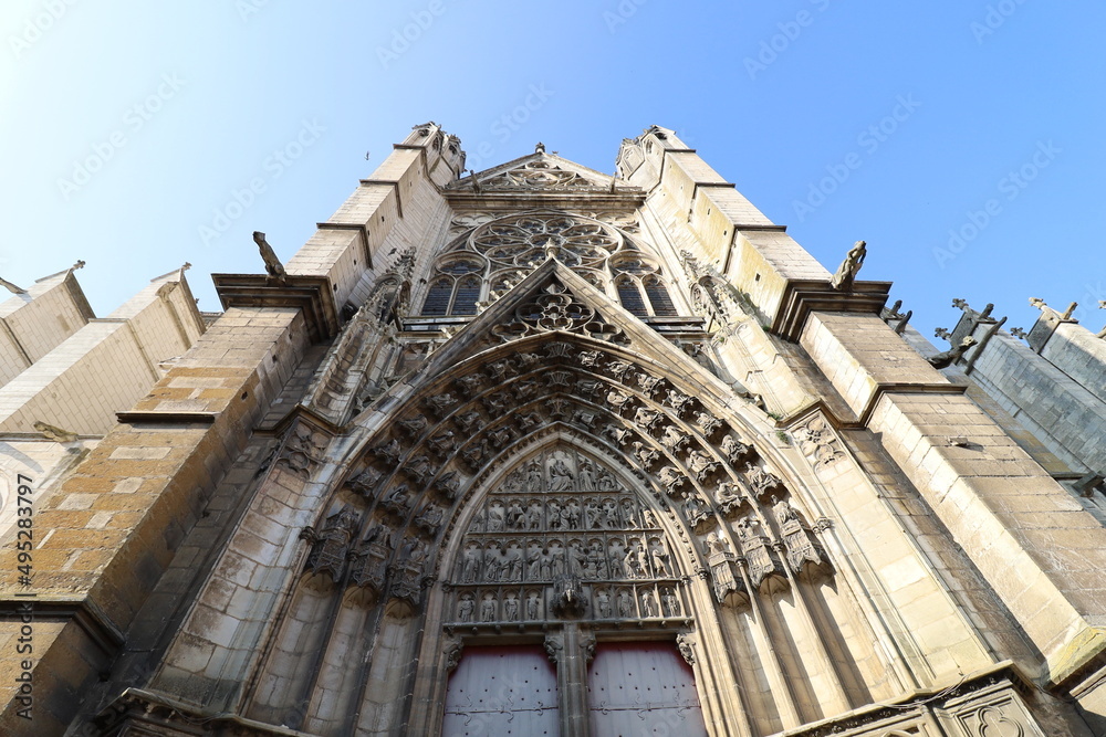 La cathédrale Saint Etienne, de style gothique, vue de l'extérieur, ville de Auxerre, département de l'Yonne, France La cathédrale Saint Etienne, de style gothique, vue de l'extérieur, ville de Auxerre, département de l'Yonne, France
