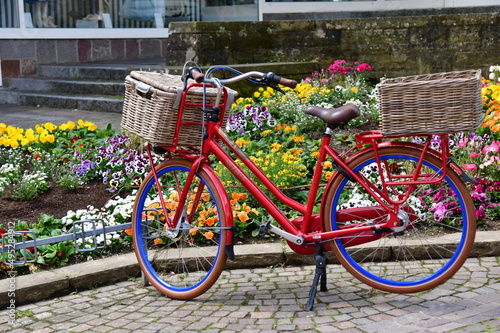 Fahrrad mit Körben bepackt, der Umwelt zuliebe mit dem Rad zum einkaufen.
