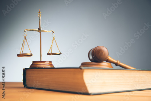 Fototapet wooden judge gavel with law book