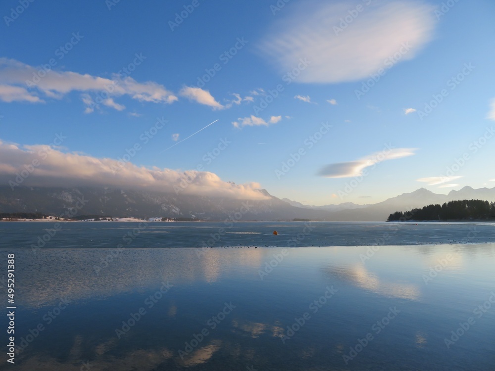 Verschiedene Wolkenarten über See