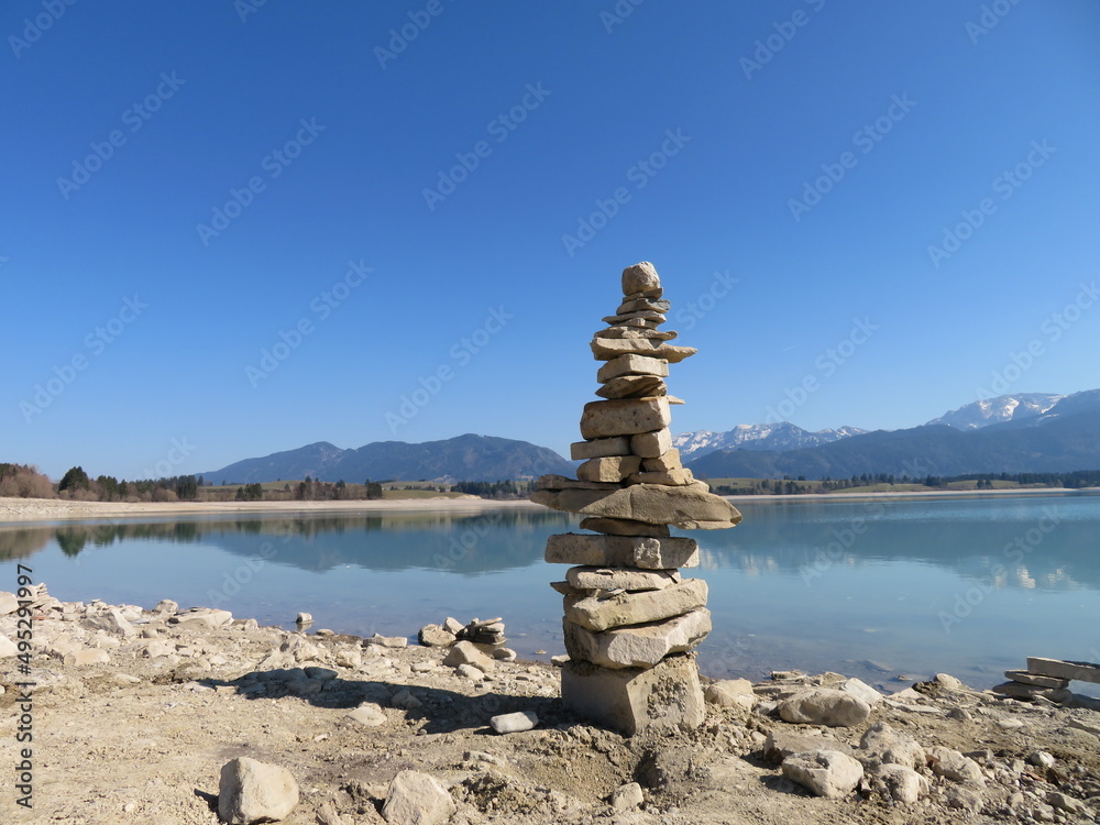 Steintürme am See