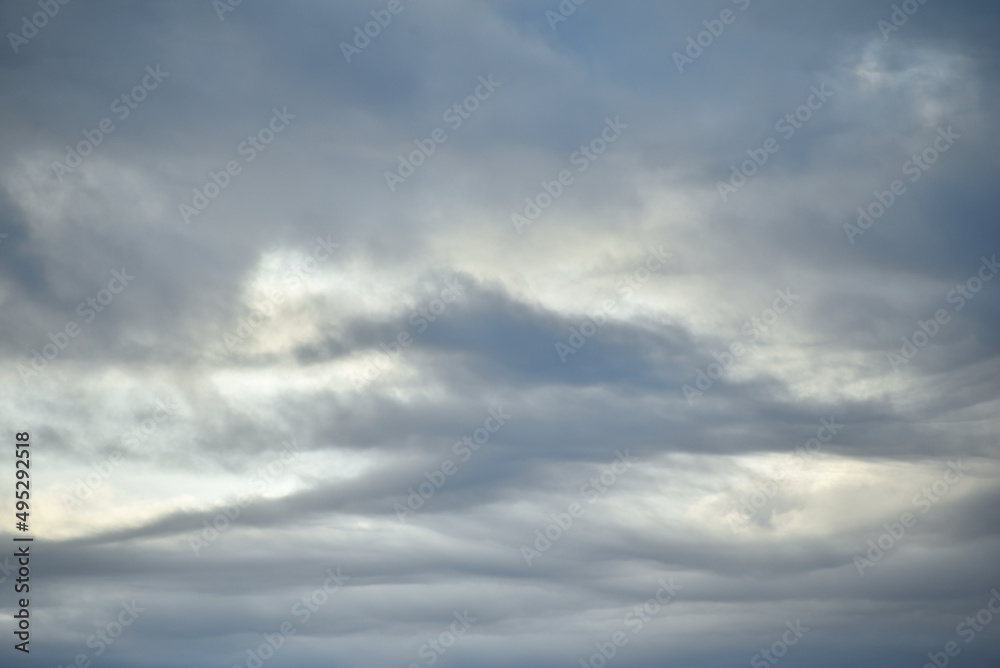 Fototapeta premium Niebo z ciemnymi chmurami
