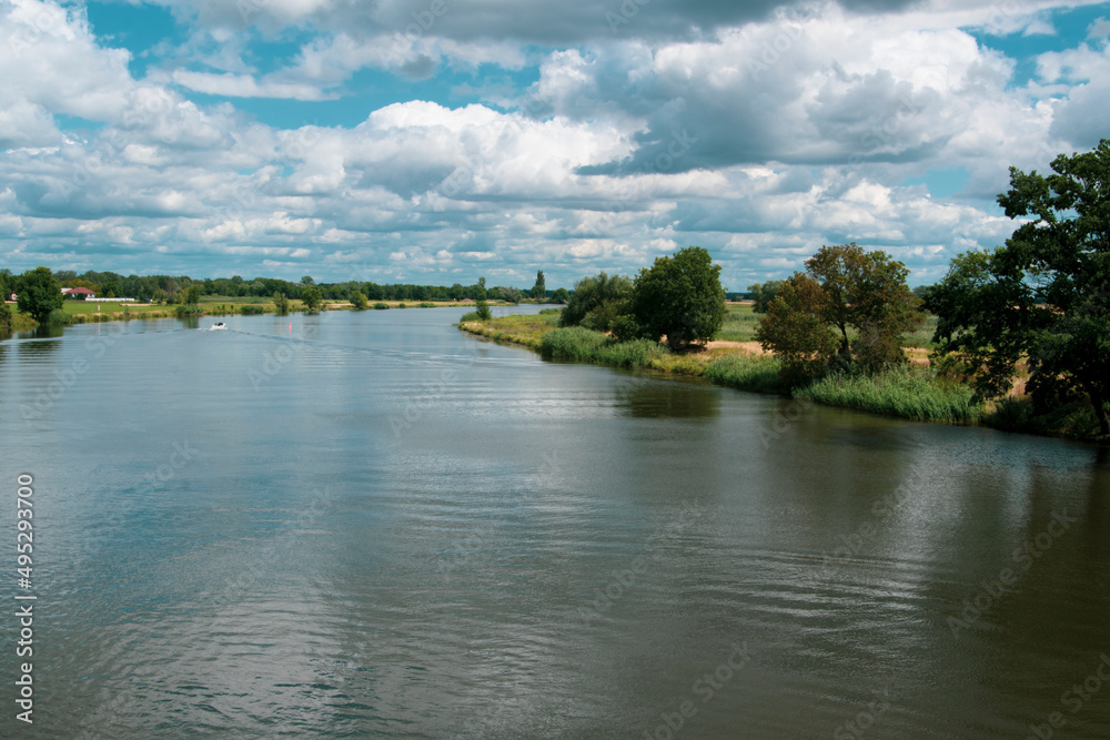 Die Saale bei Calbe in Sachsen-Anhalt. Der Fluss Saale mündet bei Barby in die Elbe. Die Saale bei Calbe in Sachsen-Anhalt. Der Fluss Saale mündet bei Barby in die Elbe.
