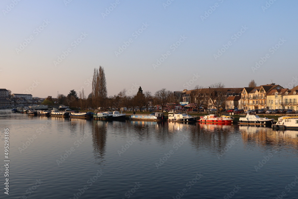 Bateaux amarrés sur la rive de la rivière Yonne, ville de Auxerre, département de l'Yonne, France