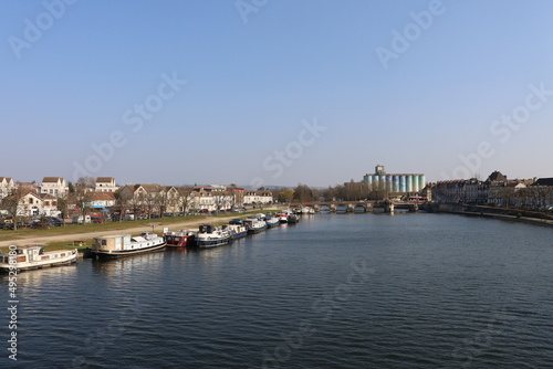 Bateaux amarrés sur la rive de la rivière Yonne, ville de Auxerre, département de l'Yonne, France